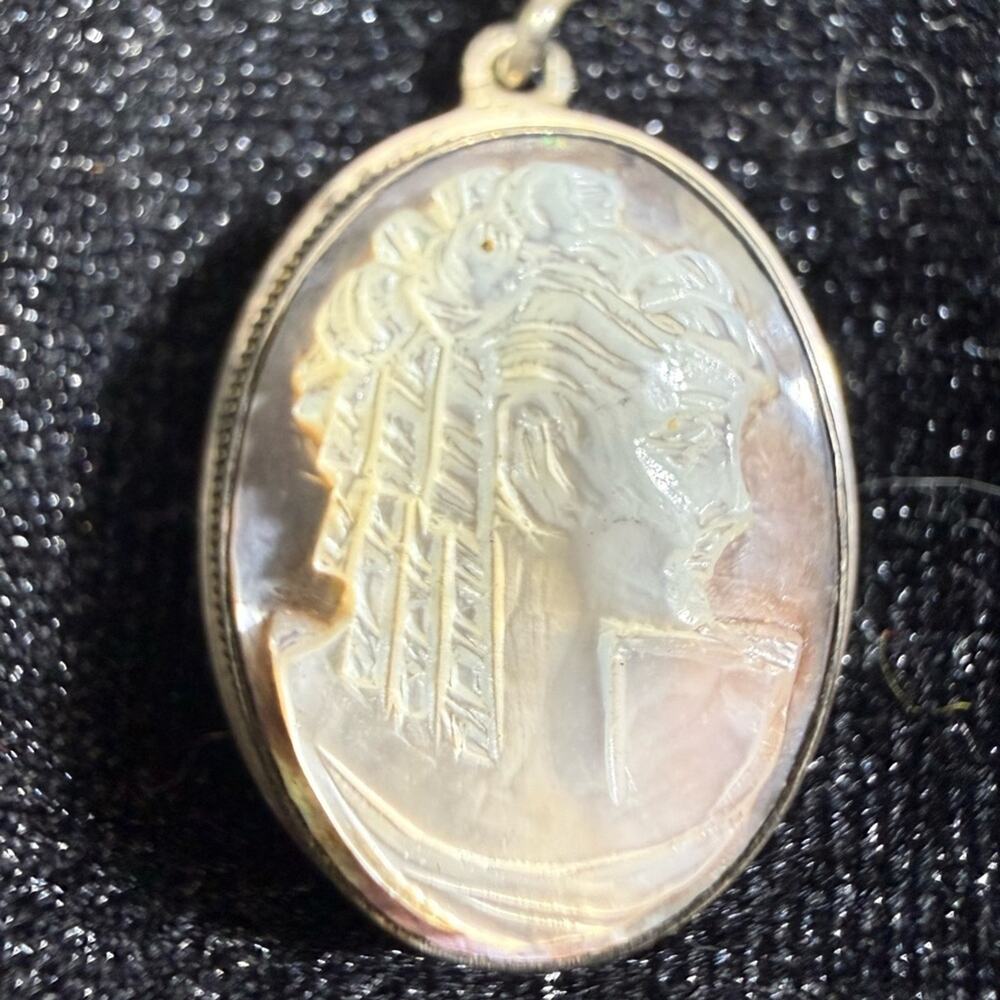 Vintage Romantic 800 sterling silver Mother of Pearl Cameo Pendant 5.6g Italy